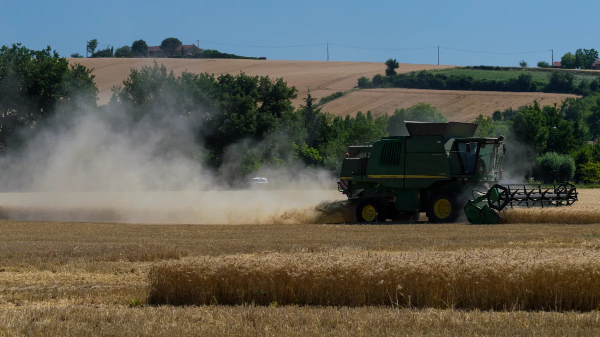 Une moissonneuse-batteuse récolte le blé dans le Lauragais
